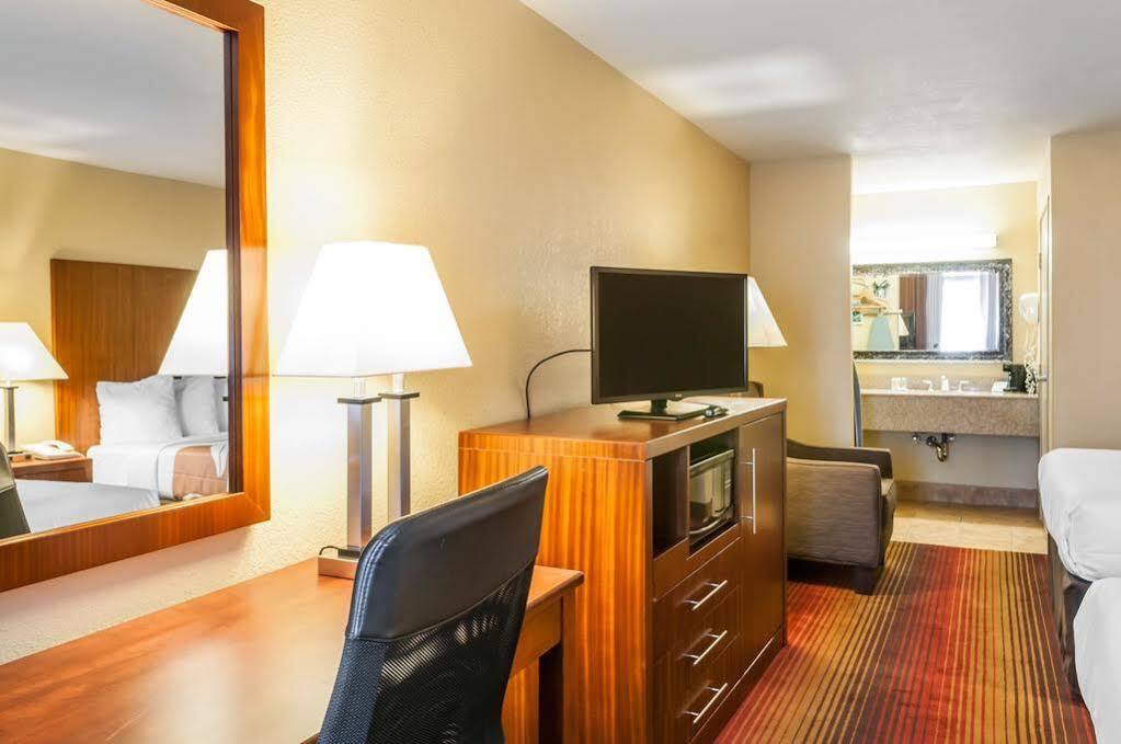 Quality Inn & Suites Albuquerque West Exterior foto